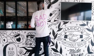 employer-branding-amigos Richard from Abandon Ship painting the wall mural for Amgos Without Egos