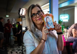 Emma with photo of dr Sandra Lee