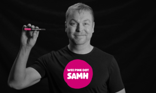 photo of Sir Chris Hoy holding a pink pen for the SAMH Wee Pink Dot campaign