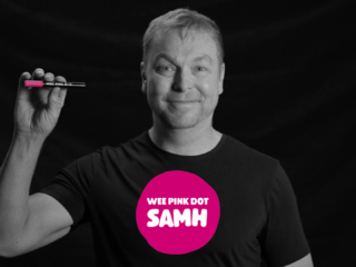 photo of Sir Chris Hoy holding a pink pen for the SAMH Wee Pink Dot campaign